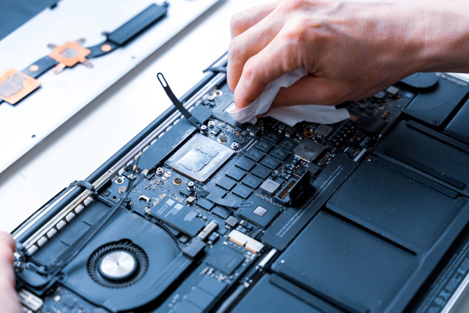  Ces experts du dépannage informatique se déplacent chez vous avec tout le matériel nécessaire pour réparer votre Mac à Paris